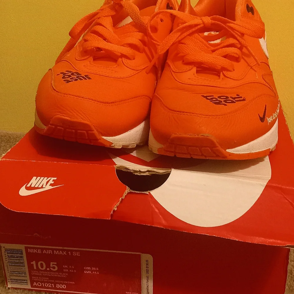 Nike Air Max 1 SE Orange Sneakers - Picture 3 of 6